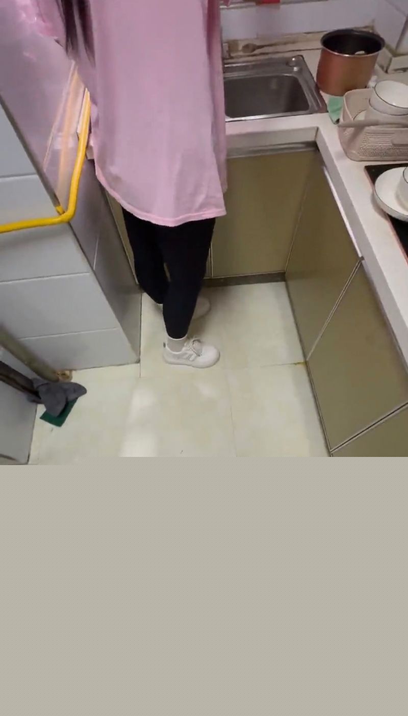 姐弟两从厨房缠绵到客厅啪啪1.jpg
