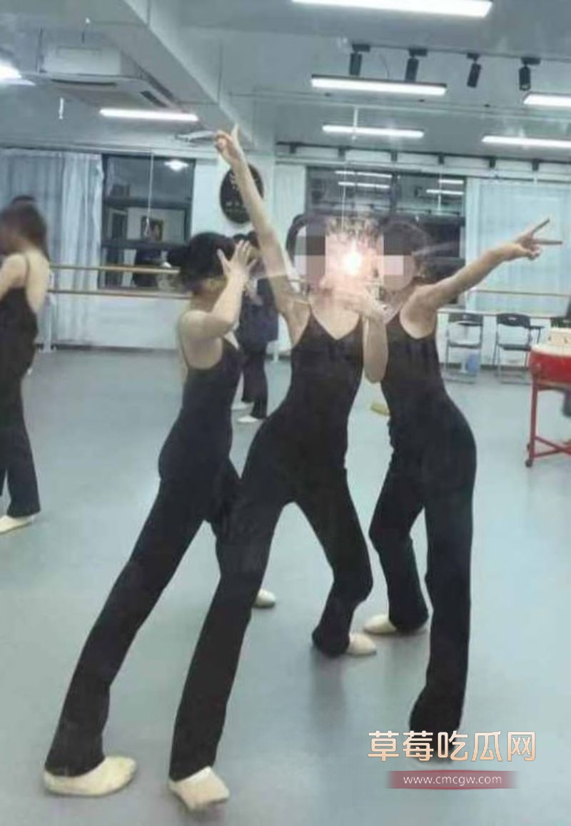 美女网上聊骚被男友曝光4.jpg