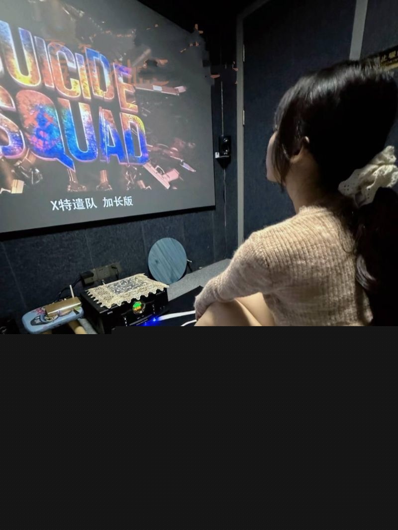 在私人影院拿下表妹1.jpg