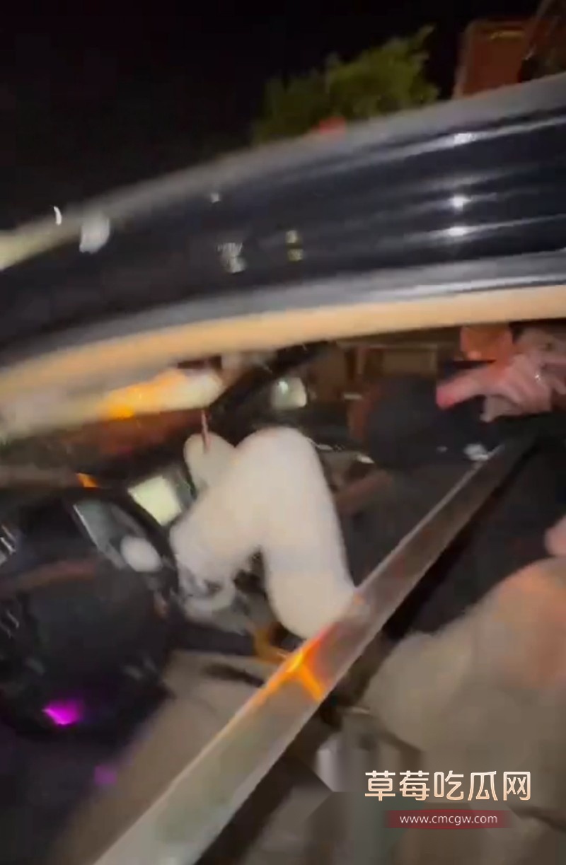 精神小伙街头2.jpg 精神小伙街头2.jpg
