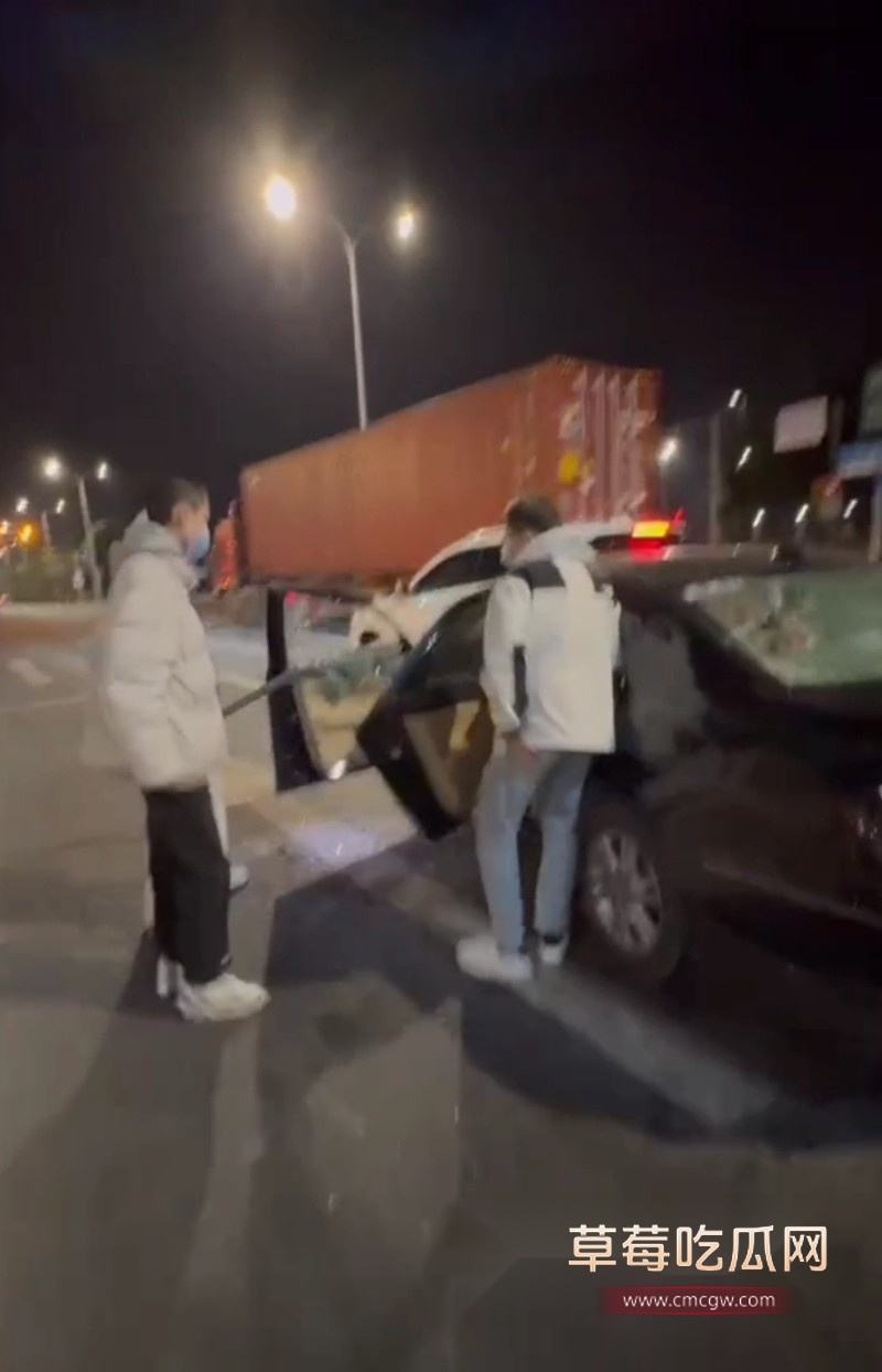 精神小伙街头3.jpg 精神小伙街头3.jpg