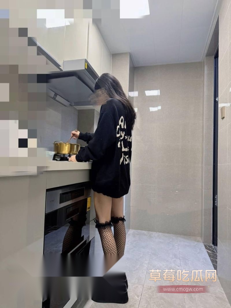 妹妹一边跟爸爸打电话一边被哥哥操1.jpg 妹妹一边跟爸爸打电话一边被哥哥操1.jpg