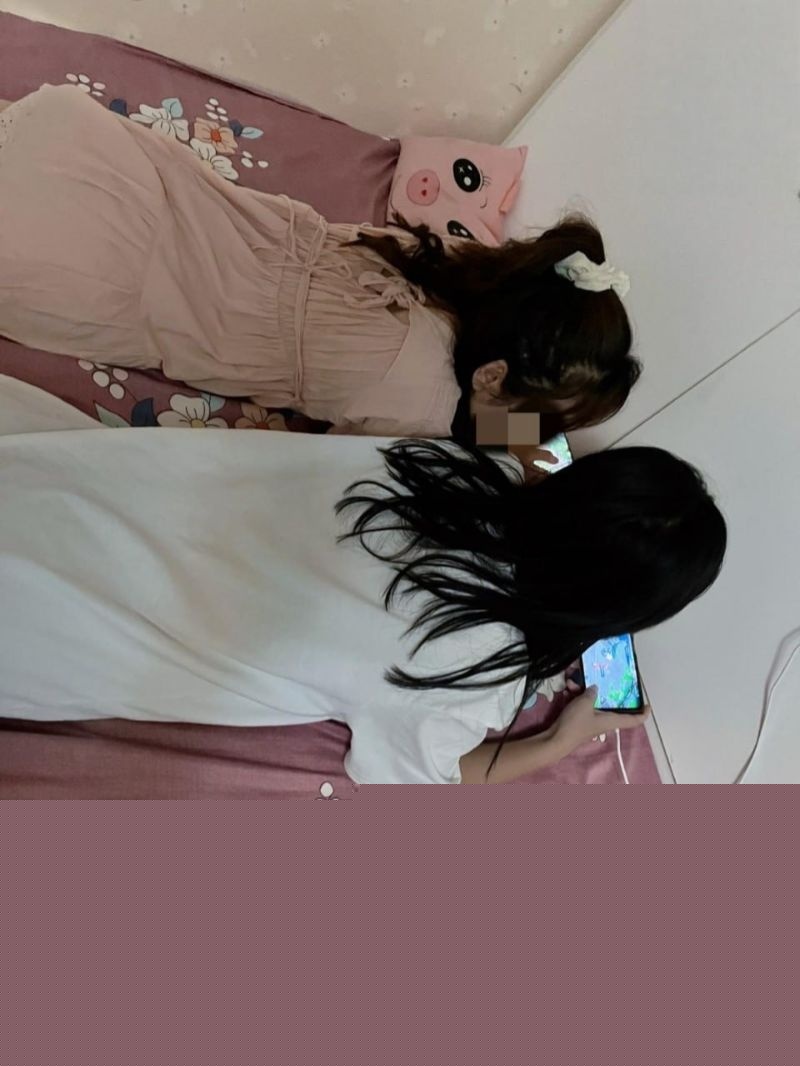 父亲在女儿同学旁边操女儿1.jpg