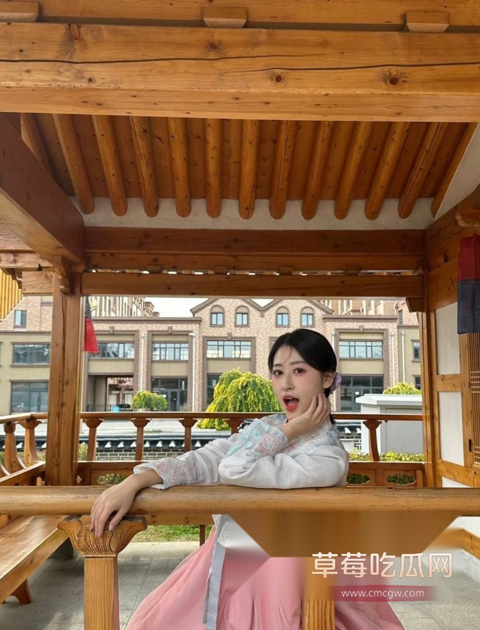 人妻为报复老公下海兼职1.jpg 人妻为报复老公下海兼职1.jpg