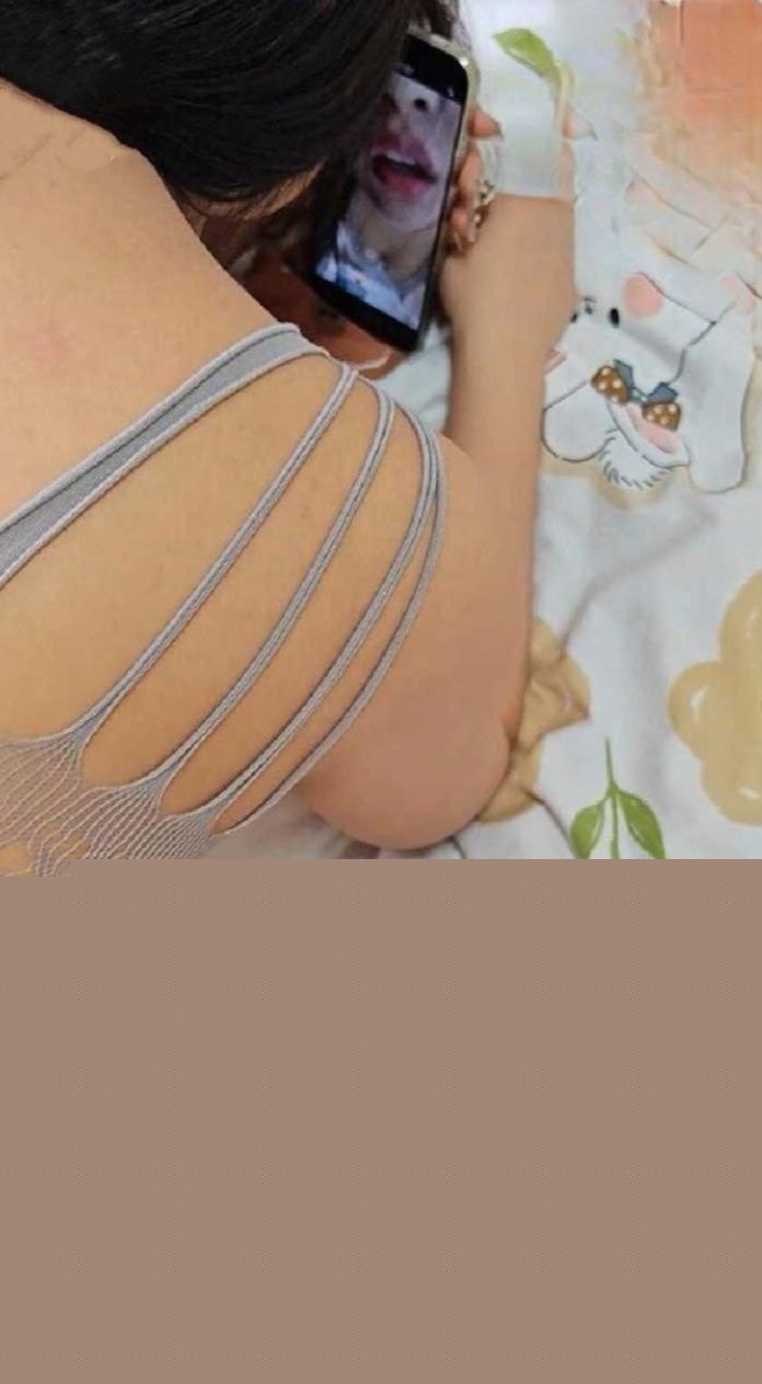 边操妈妈边让她裸聊2.jpg 边操妈妈边让她裸聊2.jpg