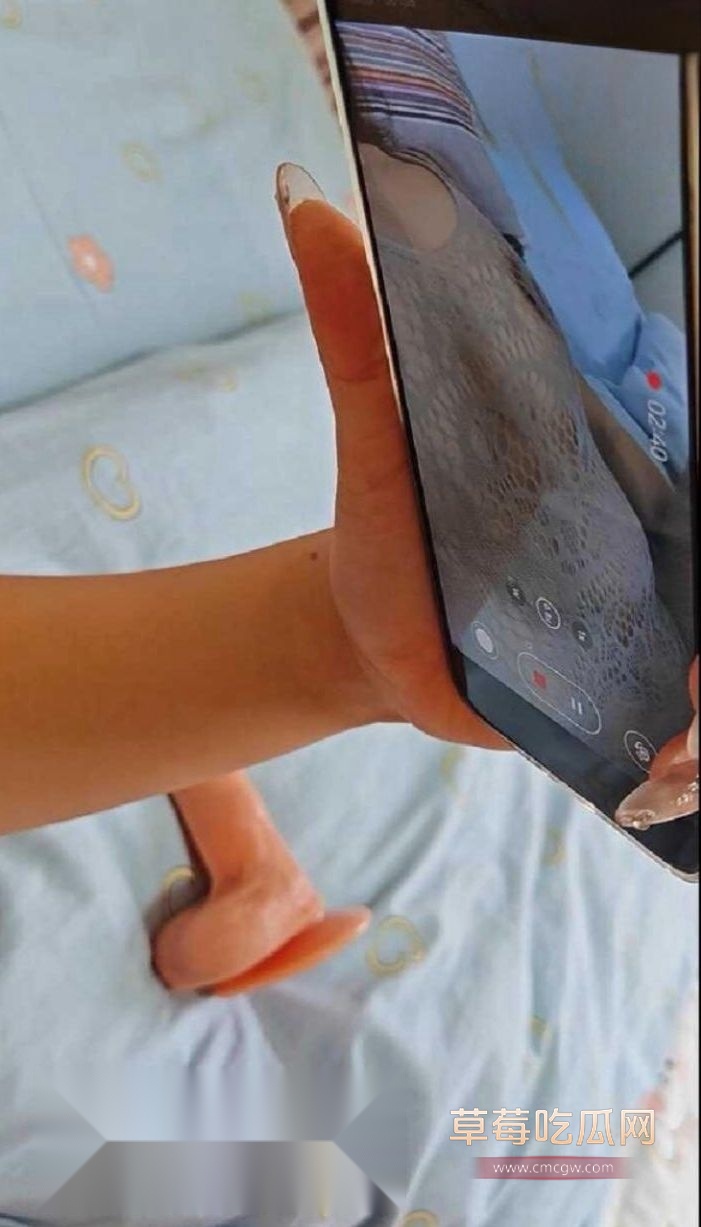 边操妈妈边让她裸聊3.jpg 边操妈妈边让她裸聊3.jpg