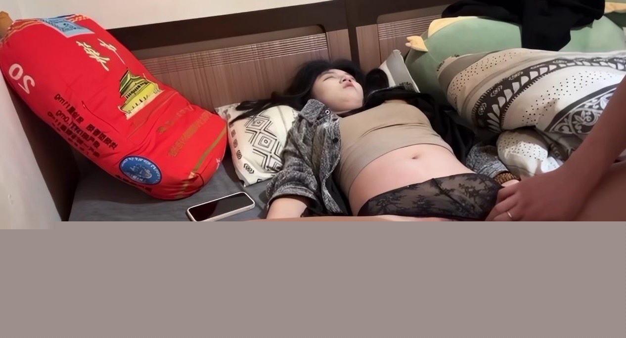 迷奸女同事20.jpg 迷奸女同事20.jpg
