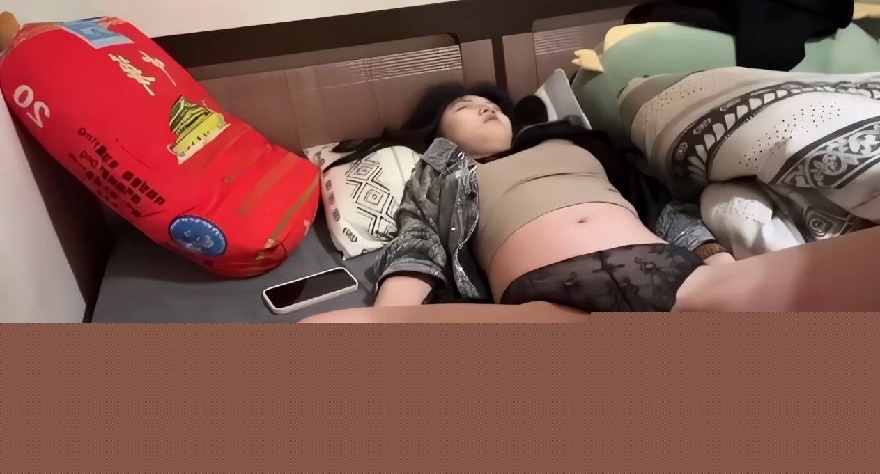 迷奸女同事23.jpg 迷奸女同事23.jpg