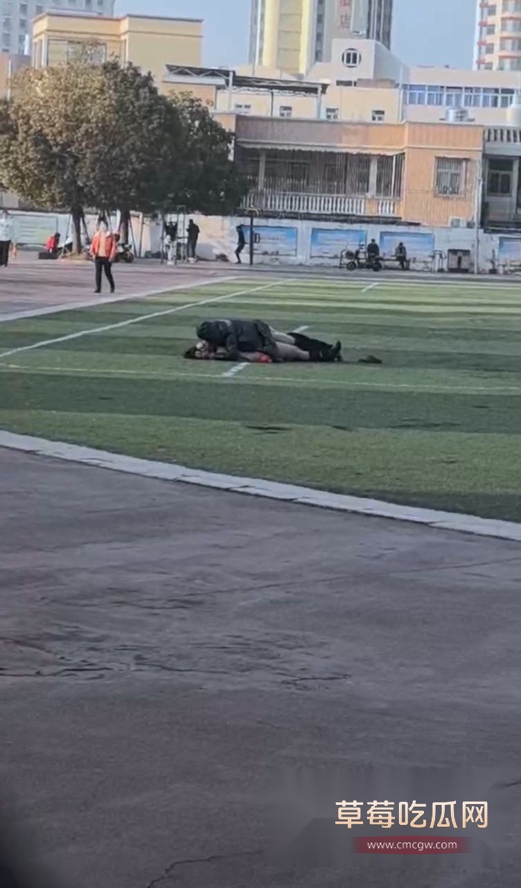 大白天操场做爱2.jpg