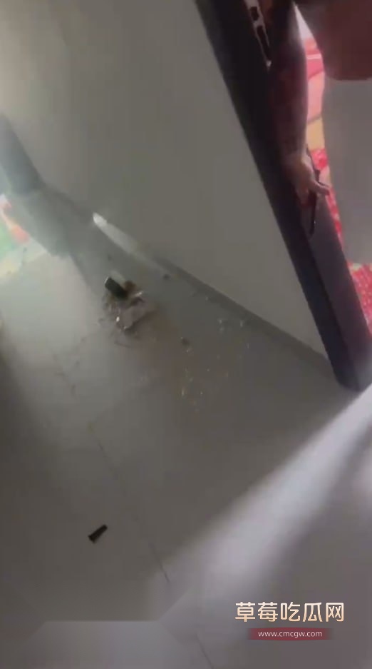 精神小伙装逼翻车  (4)