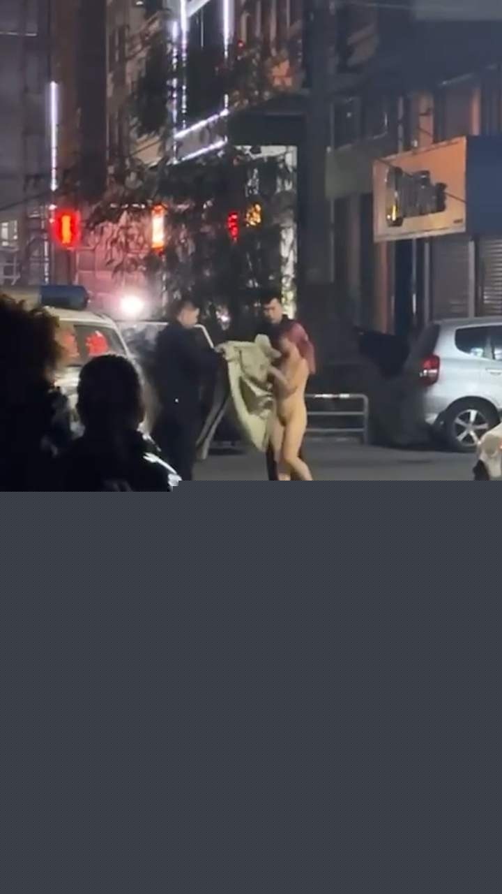 裸女被警察叔叔碰到 (1) 裸女被警察叔叔碰到 (1)
