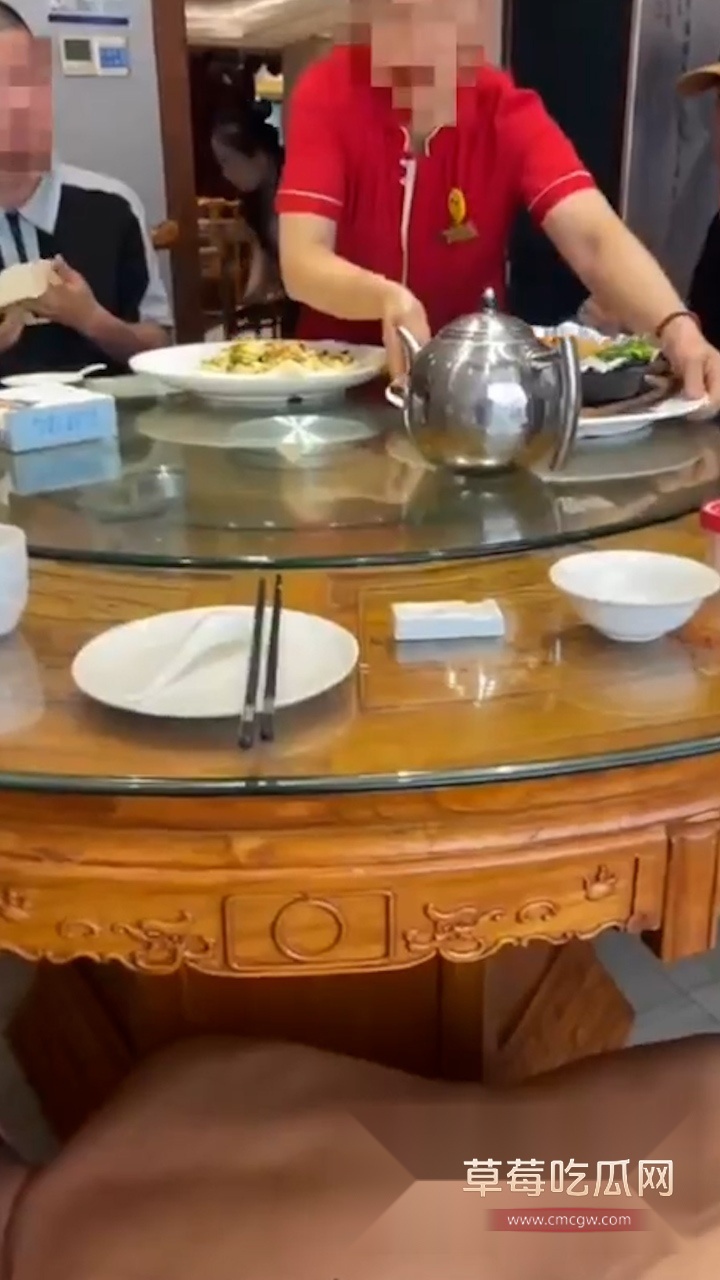 男同饭店露出 (2) 男同饭店露出 (2)