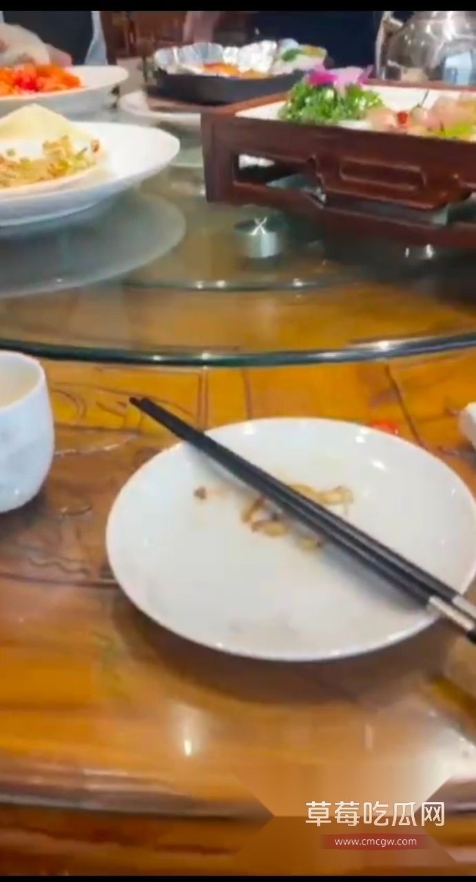 男同饭店露出 (4) 男同饭店露出 (4)