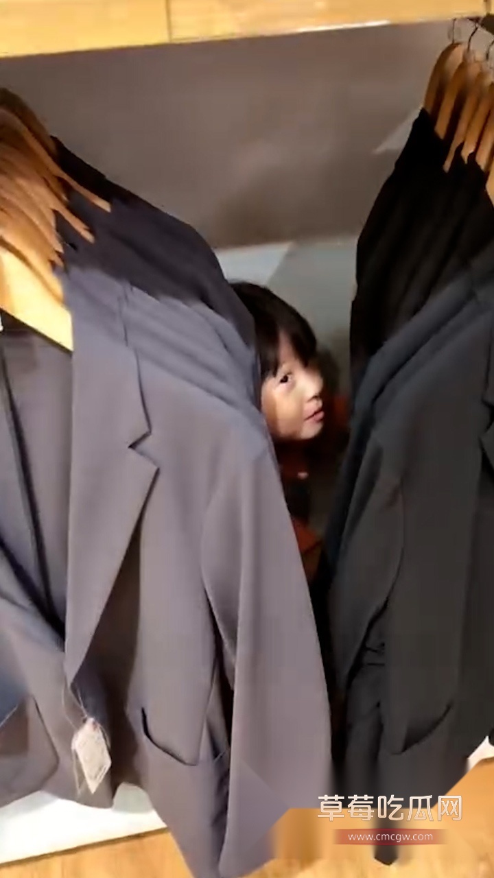 湾湾父女服装店大便 (2)