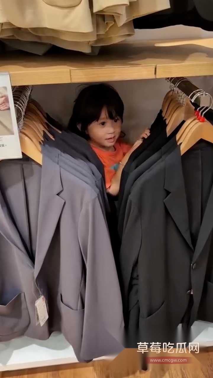湾湾父女服装店大便 (3)