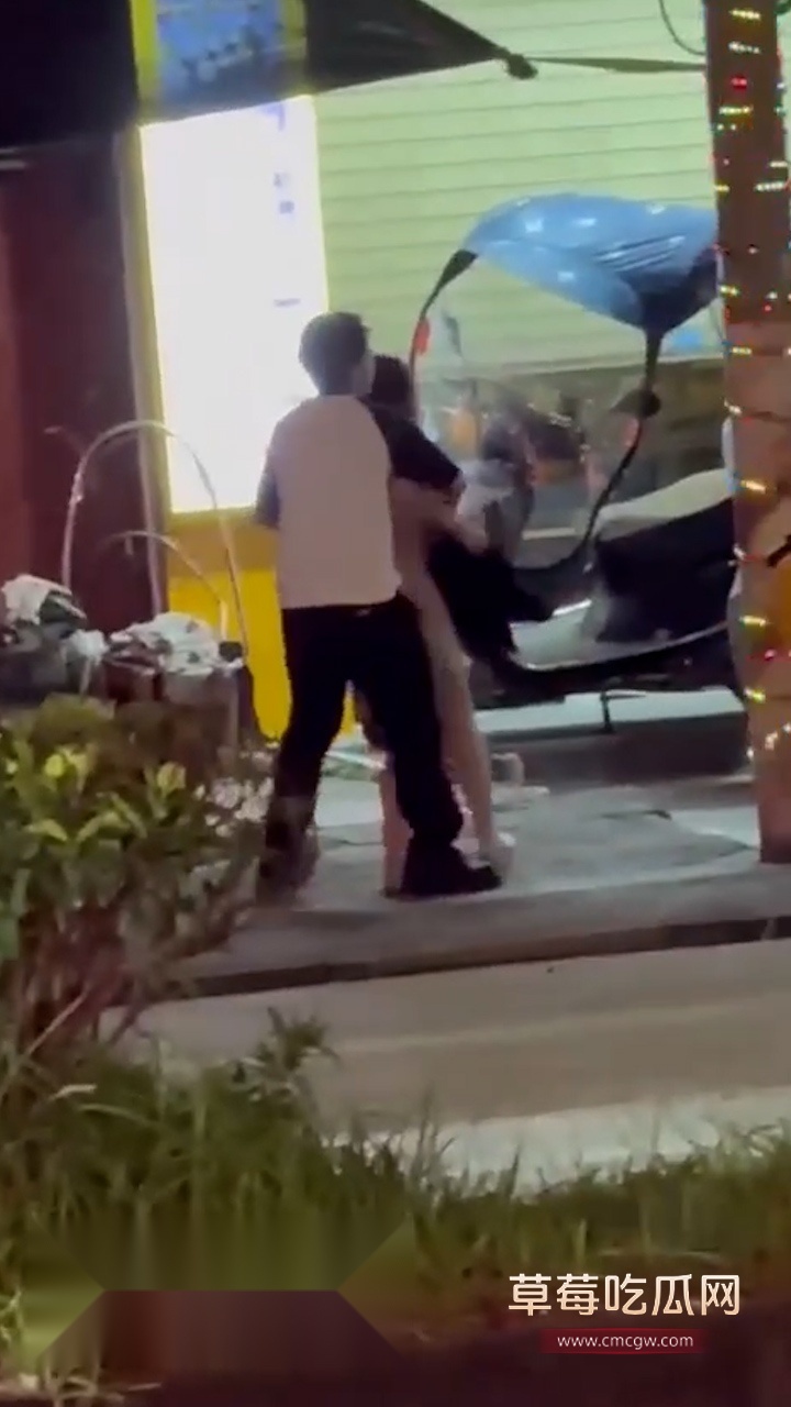 小情侣吵架当场脱衣 (3) 小情侣吵架当场脱衣 (3)