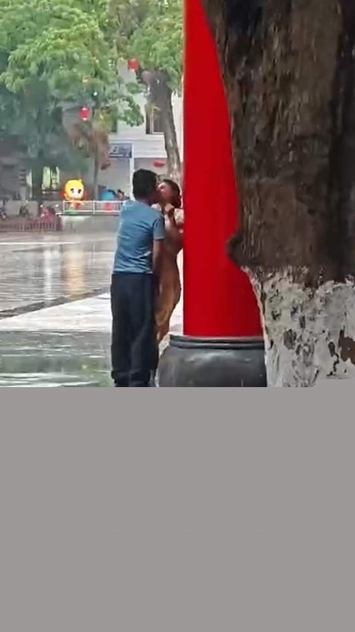 下着雨还要在外面搞 (1)
