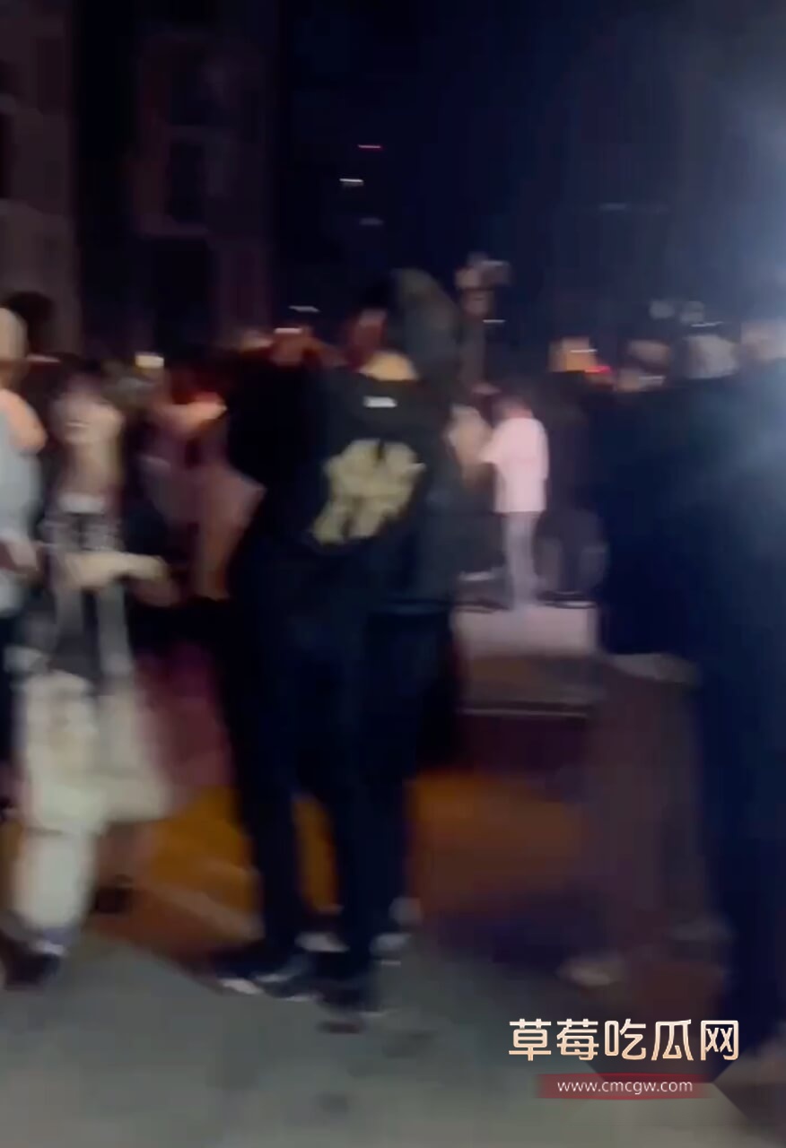 吃瓜群众看嗨了1.jpg 吃瓜群众看嗨了1.jpg