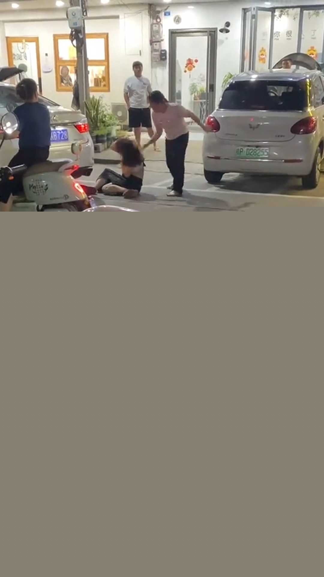 原配女当街殴打打小三 6