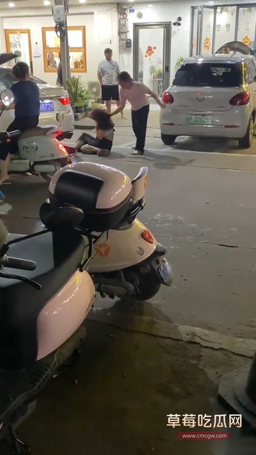 原配女当街殴打打小三 1
