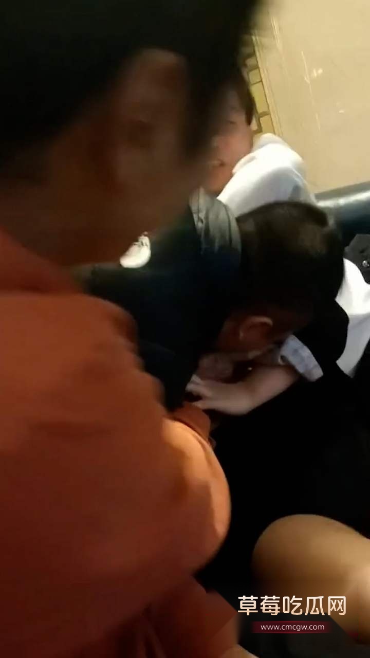 三男威胁女领班 1