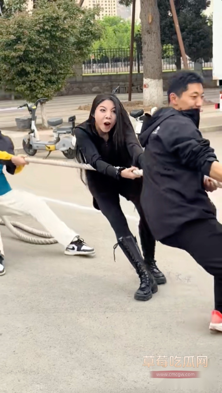 西北师范大学拔河黑衣服小姐姐2.jpg 西北师范大学拔河黑衣服小姐姐2.jpg