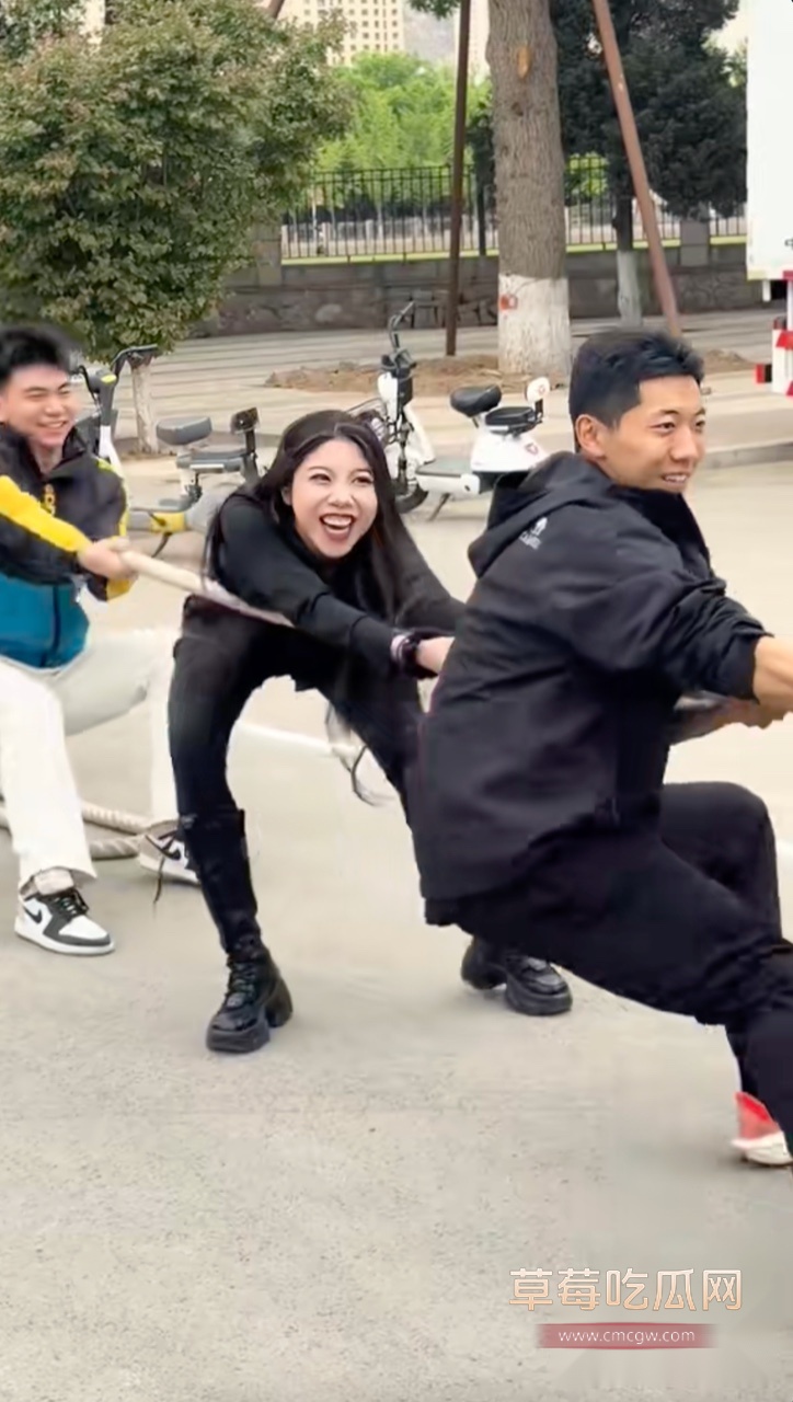西北师范大学拔河黑衣服小姐姐4.jpg 西北师范大学拔河黑衣服小姐姐4.jpg