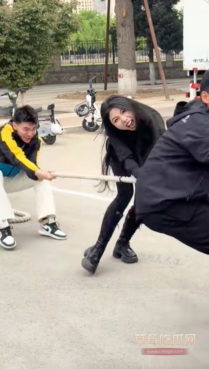 西北师范大学拔河黑衣服小姐姐5.jpg 西北师范大学拔河黑衣服小姐姐5.jpg