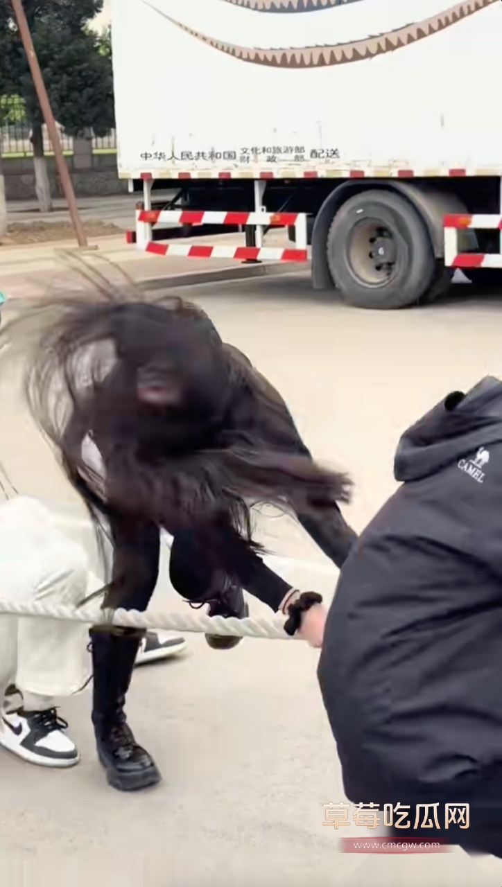西北师范大学拔河黑衣服小姐姐8.jpg 西北师范大学拔河黑衣服小姐姐8.jpg