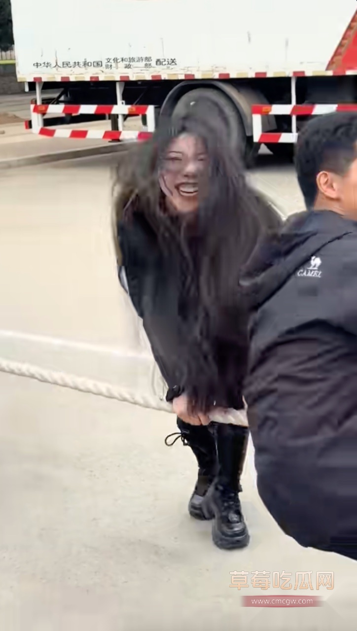 西北师范大学拔河黑衣服小姐姐9.jpg 西北师范大学拔河黑衣服小姐姐9.jpg