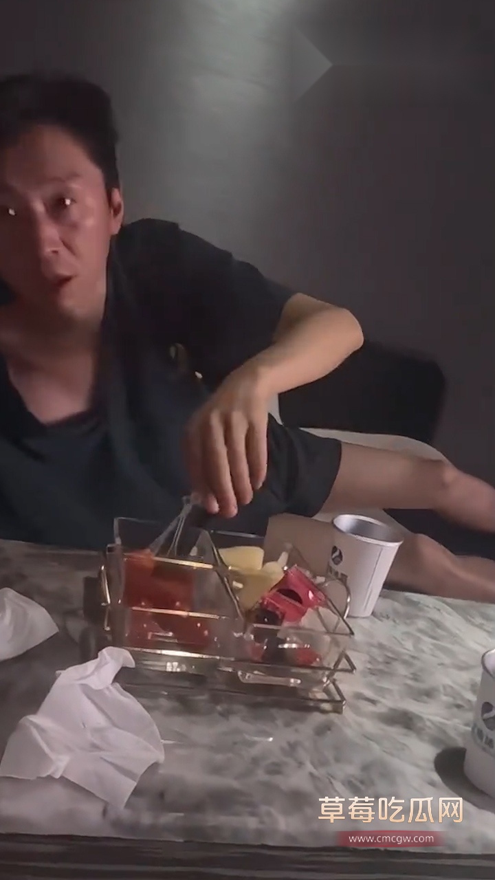 偷拍龟男骚操作 1 偷拍龟男骚操作 1