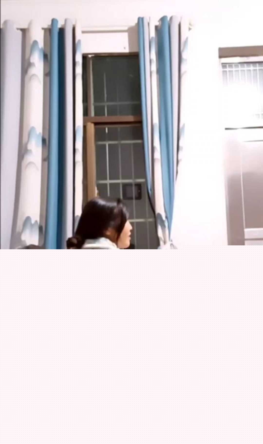 一边嗑瓜子一边还用道具自慰 1