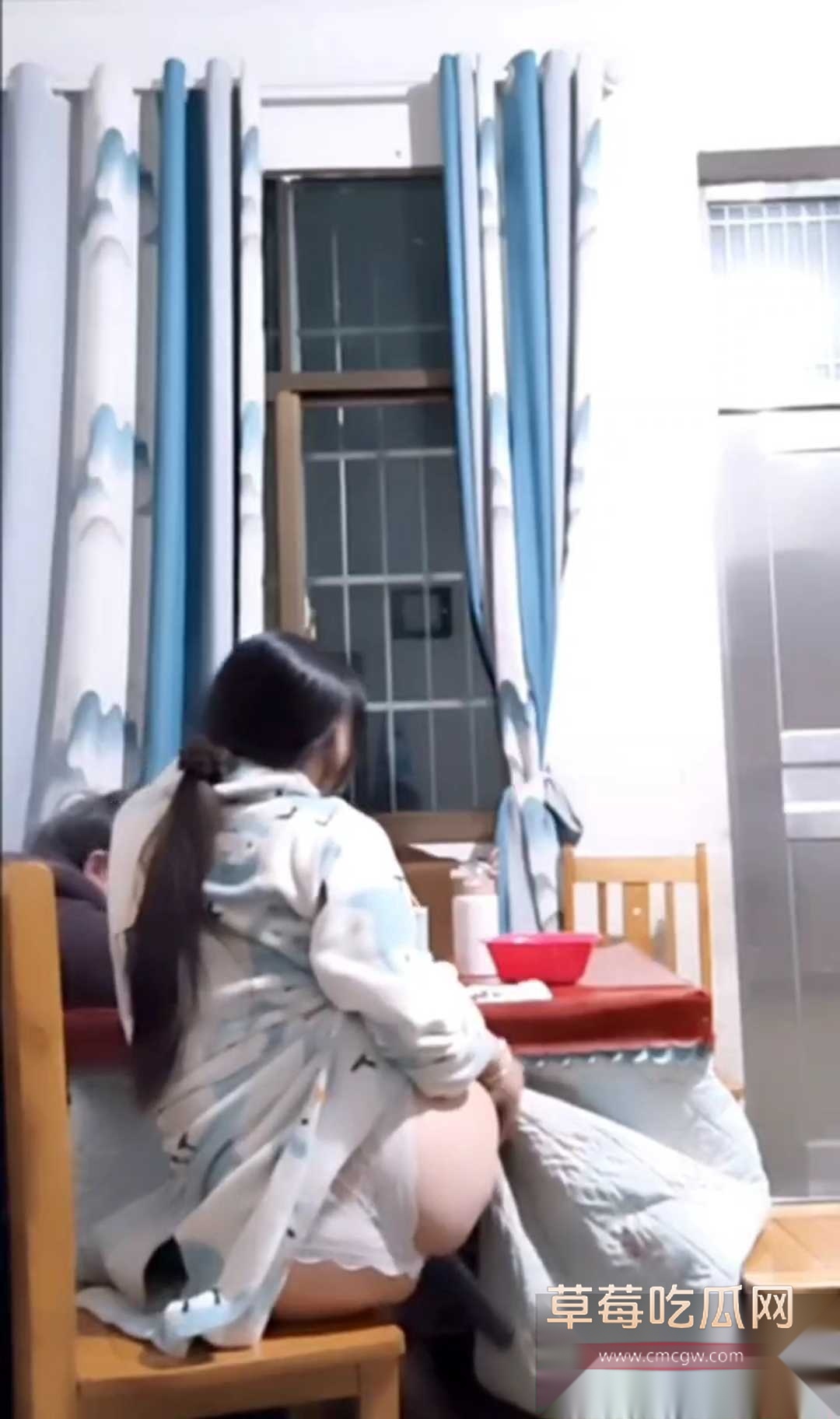 一边嗑瓜子一边还用道具自慰 2