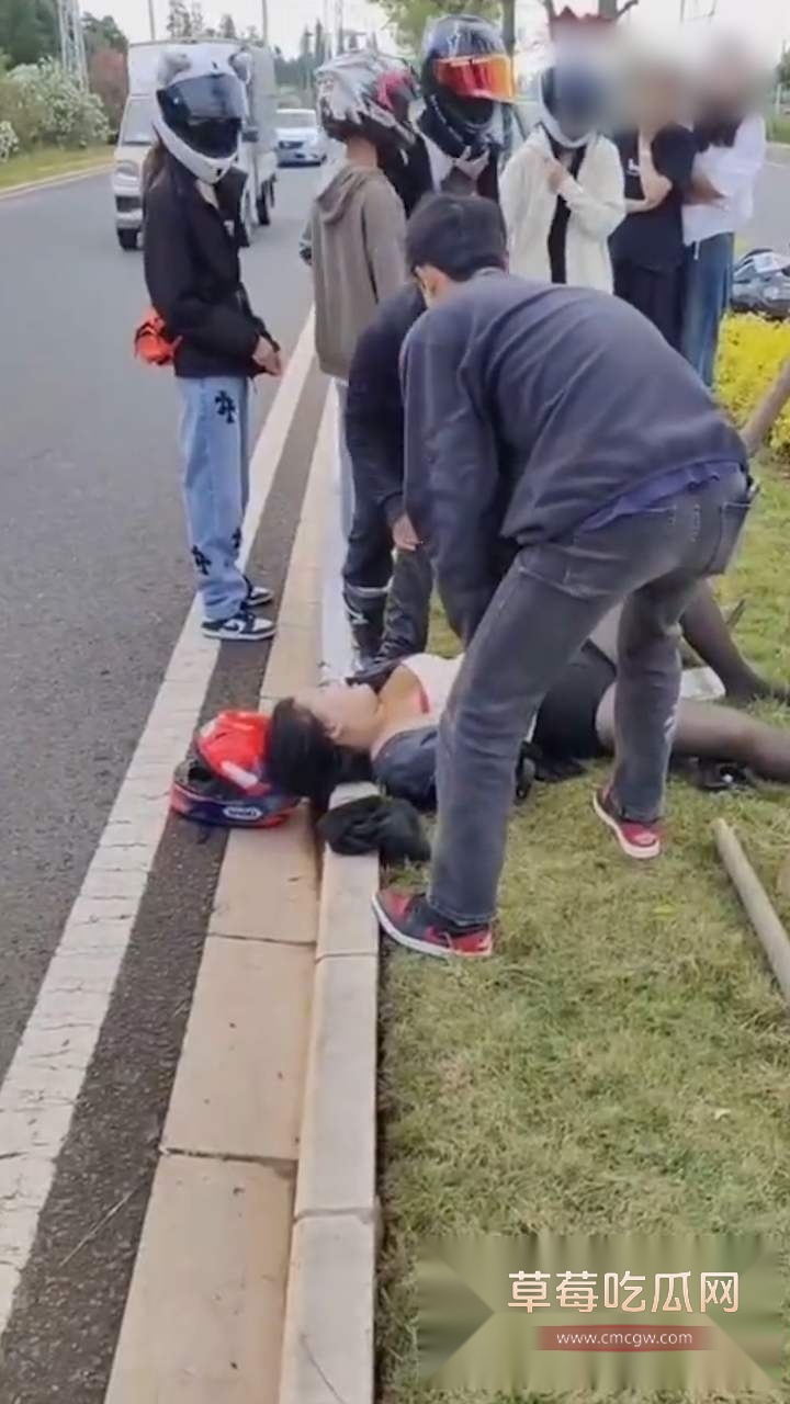 云南网红小姨妈摔车 2 云南网红小姨妈摔车 2