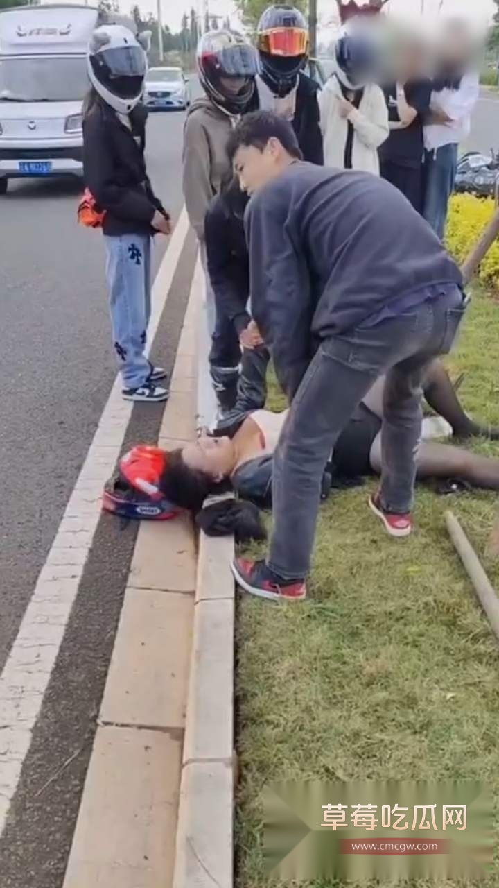 云南网红小姨妈摔车 3 云南网红小姨妈摔车 3