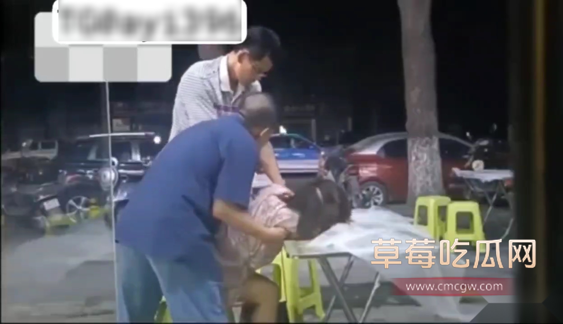 美女喝醉在路边桌子上趴着 1