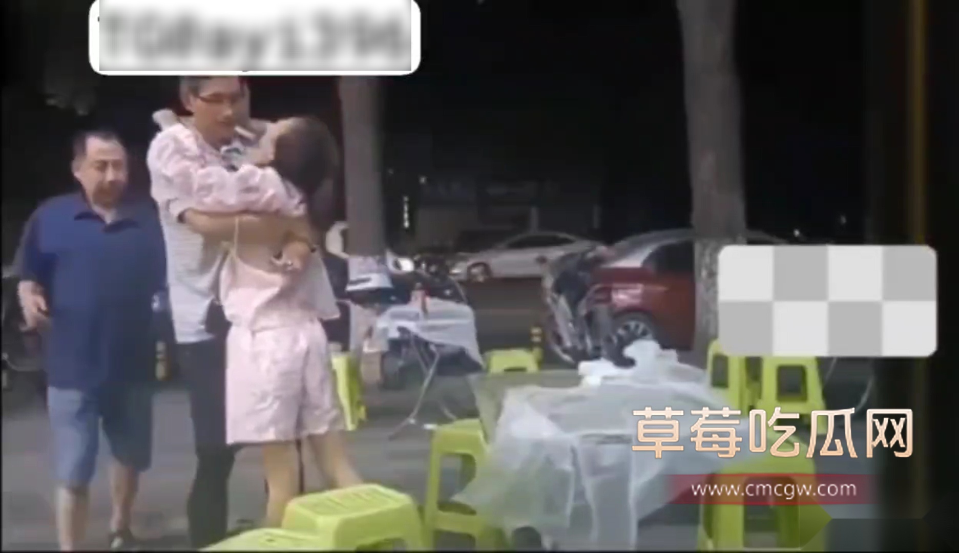美女喝醉在路边桌子上趴着 4