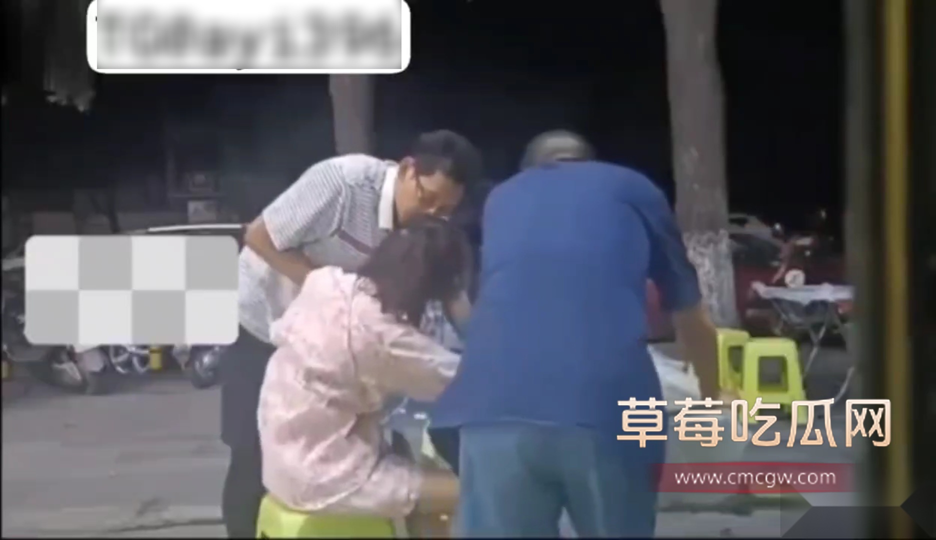 美女喝醉在路边桌子上趴着 5