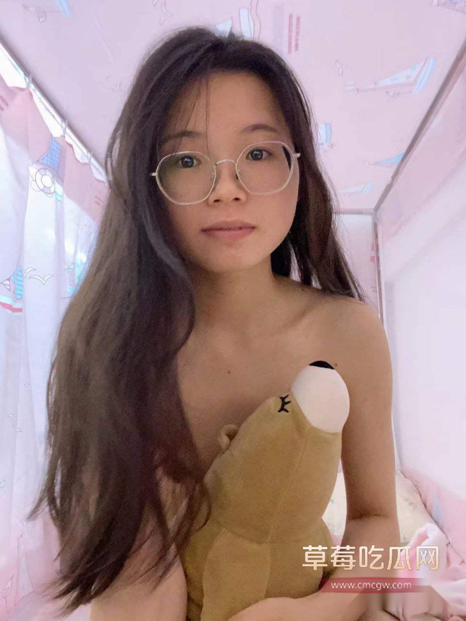 眼镜妹喜欢给主人舔鸡巴 1 眼镜妹喜欢给主人舔鸡巴 1