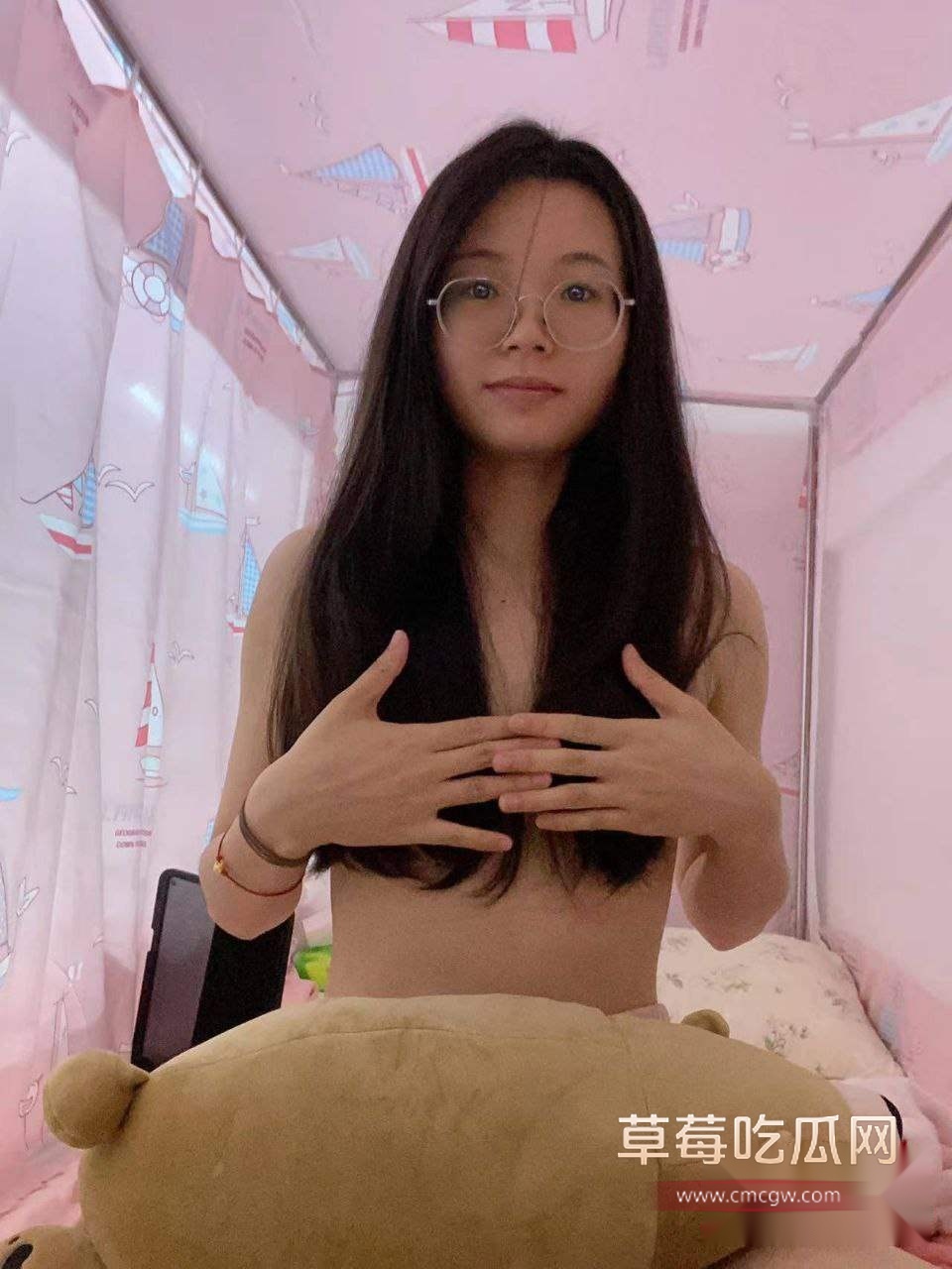 眼镜妹喜欢给主人舔鸡巴 2 眼镜妹喜欢给主人舔鸡巴 2