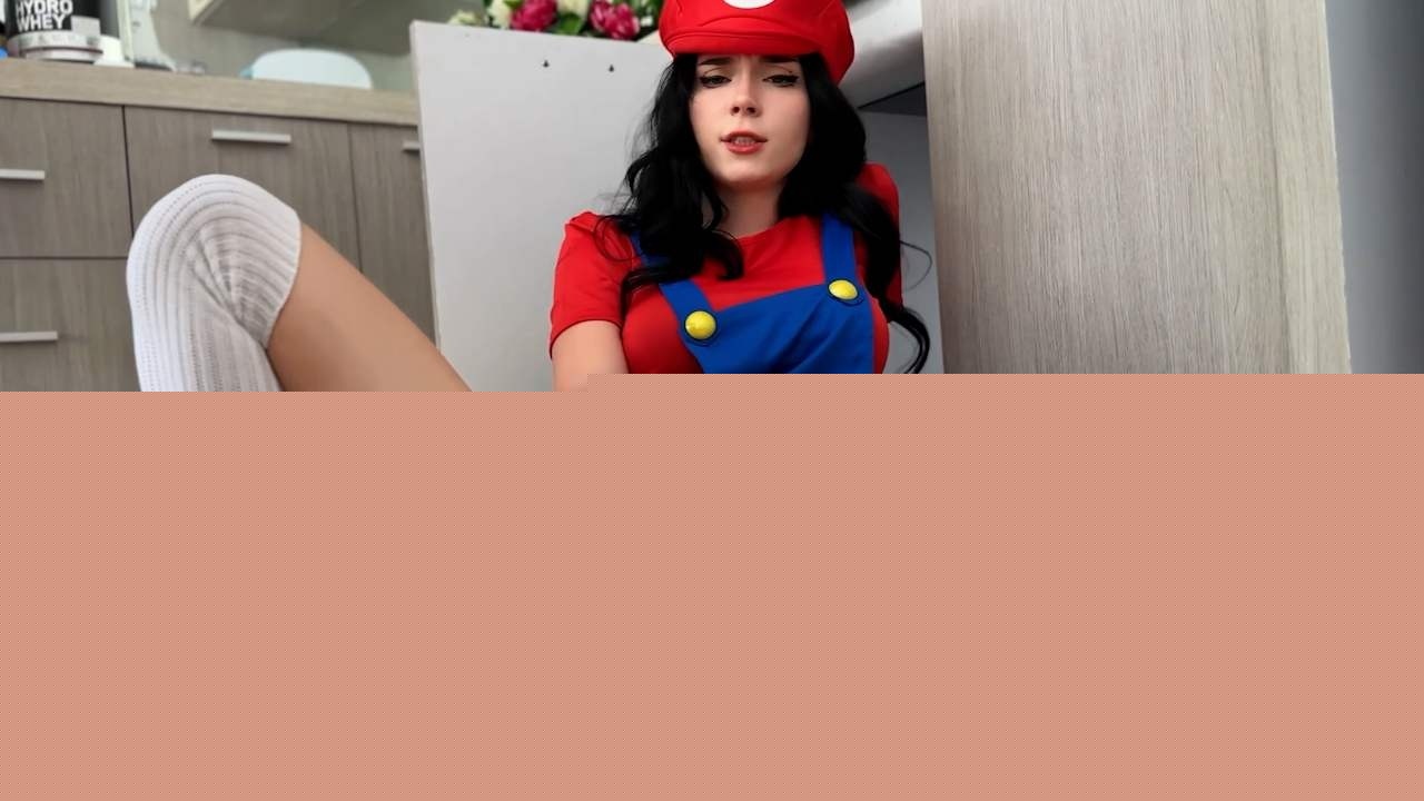 Sweetie Fox化身马里奥修理阴道 3