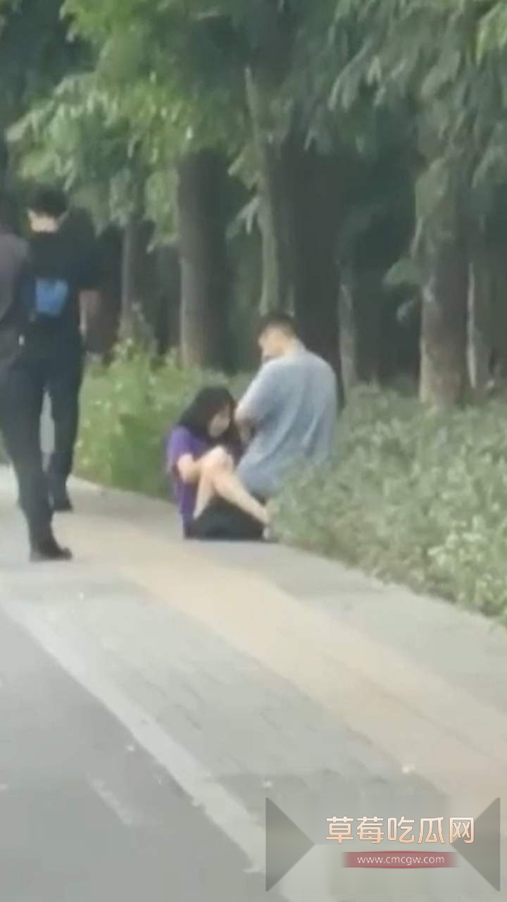 小情侣街头发情 1 小情侣街头发情 1