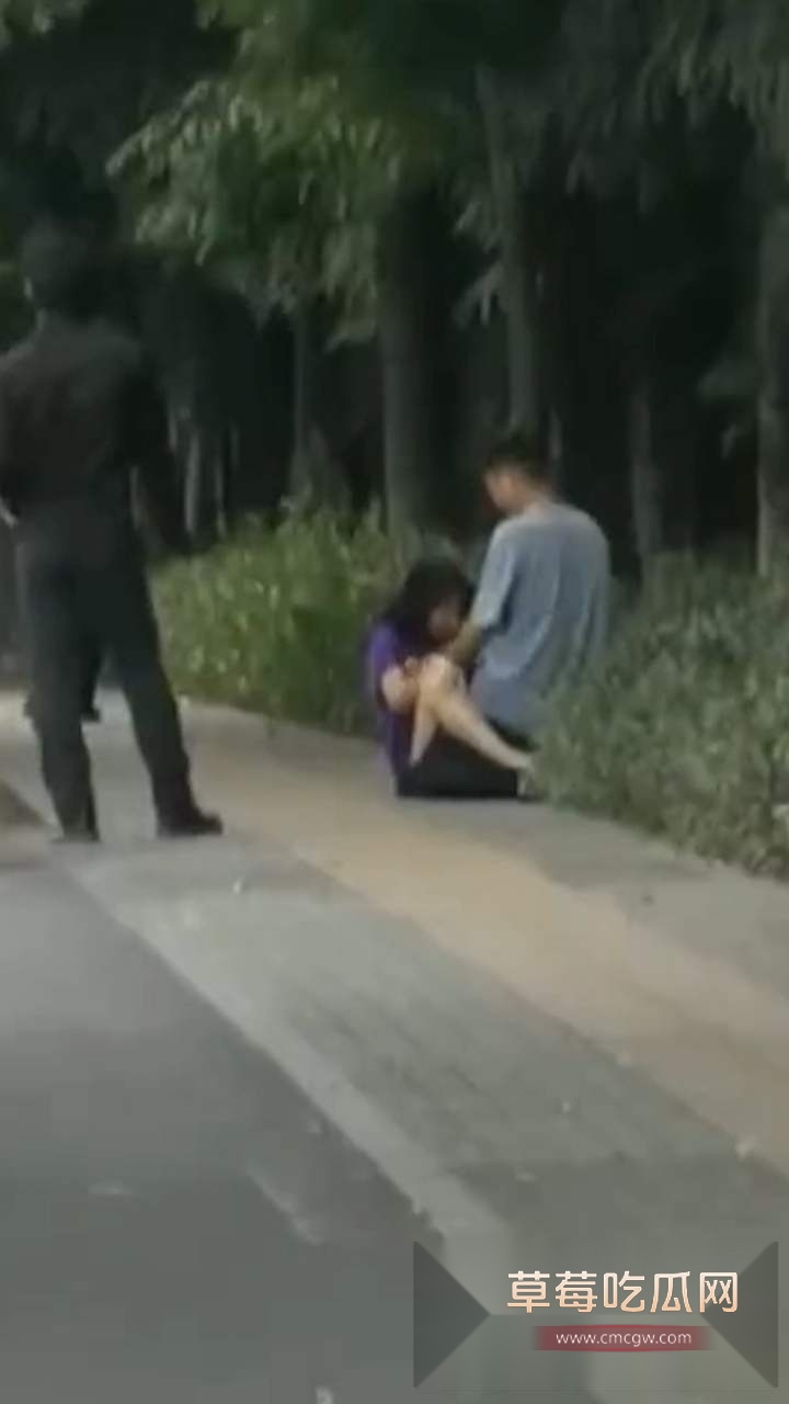 小情侣街头发情 2 小情侣街头发情 2