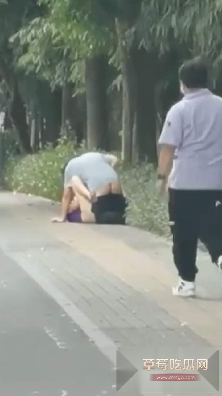 小情侣街头发情 3 小情侣街头发情 3