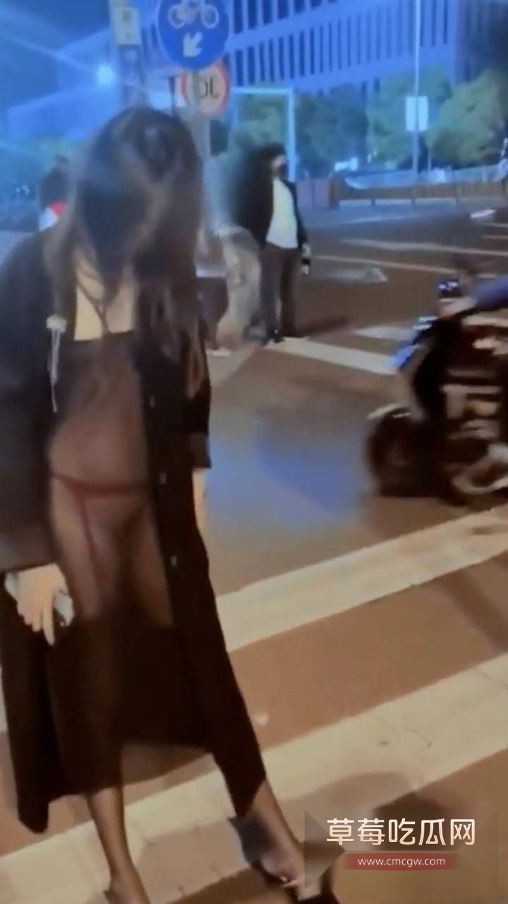 推特户外露出网黄小鲸鱼 6 推特户外露出网黄小鲸鱼 6