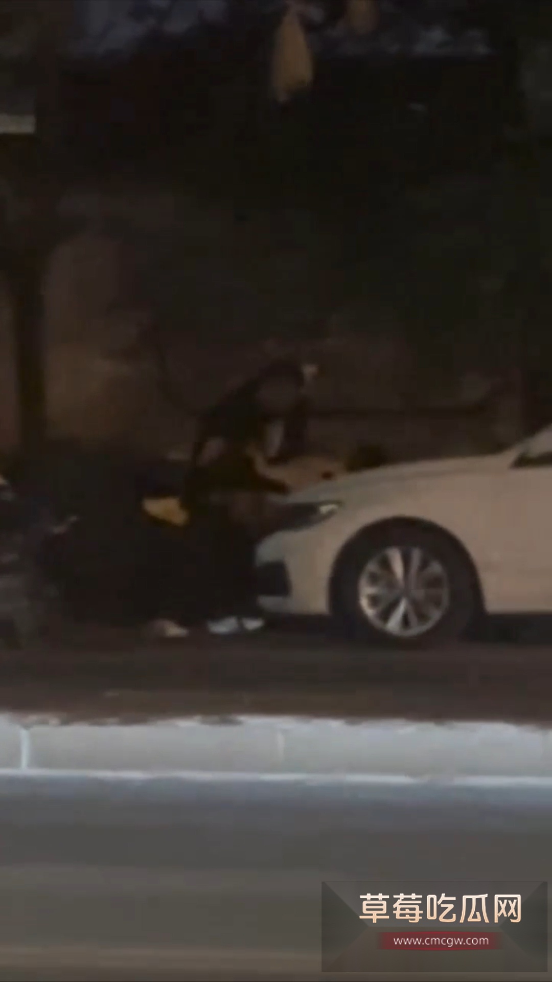 濮阳 ,男的引擎盖上大力怼醉酒女 3 濮阳 ,男的引擎盖上大力怼醉酒女 3