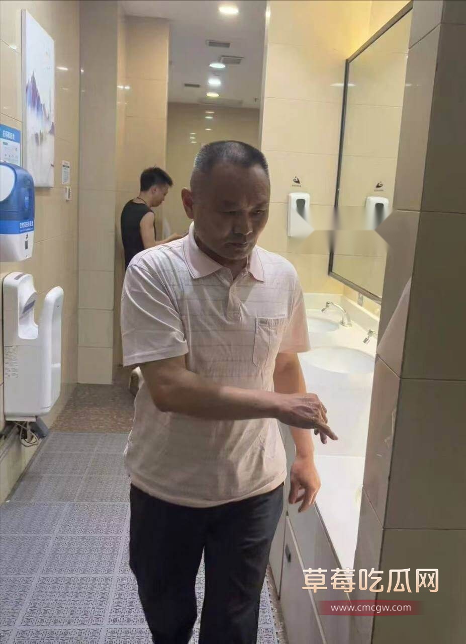 大爷厕所操保洁阿姨3.jpg 大爷厕所操保洁阿姨3.jpg