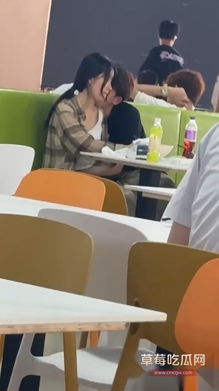 食堂帮男友撸管 2 食堂帮男友撸管 2