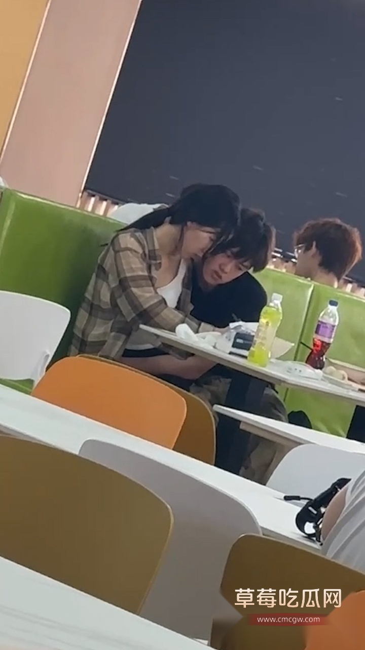 食堂帮男友撸管 4 食堂帮男友撸管 4