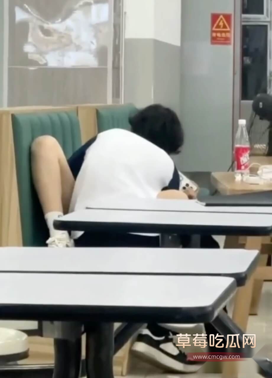 端午节食堂小情侣激情5.jpg 端午节食堂小情侣激情5.jpg
